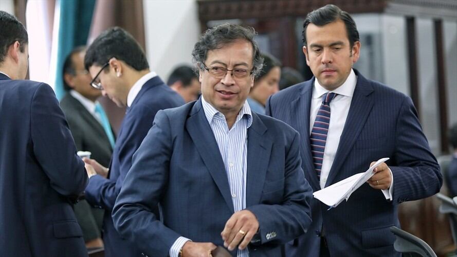 Gustavo Petro fue acusado de golpista y de ser el Chávez de Colombia a través de una avioneta en Miami. Foto: Colprensa