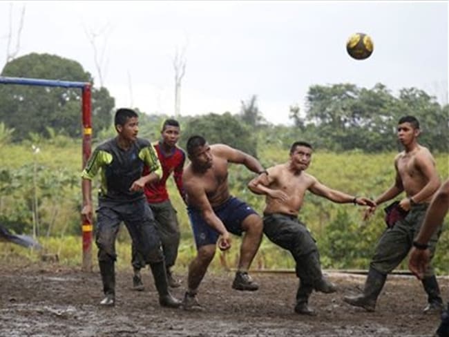 Guerrillero jugando fútbol. Foto: AP.