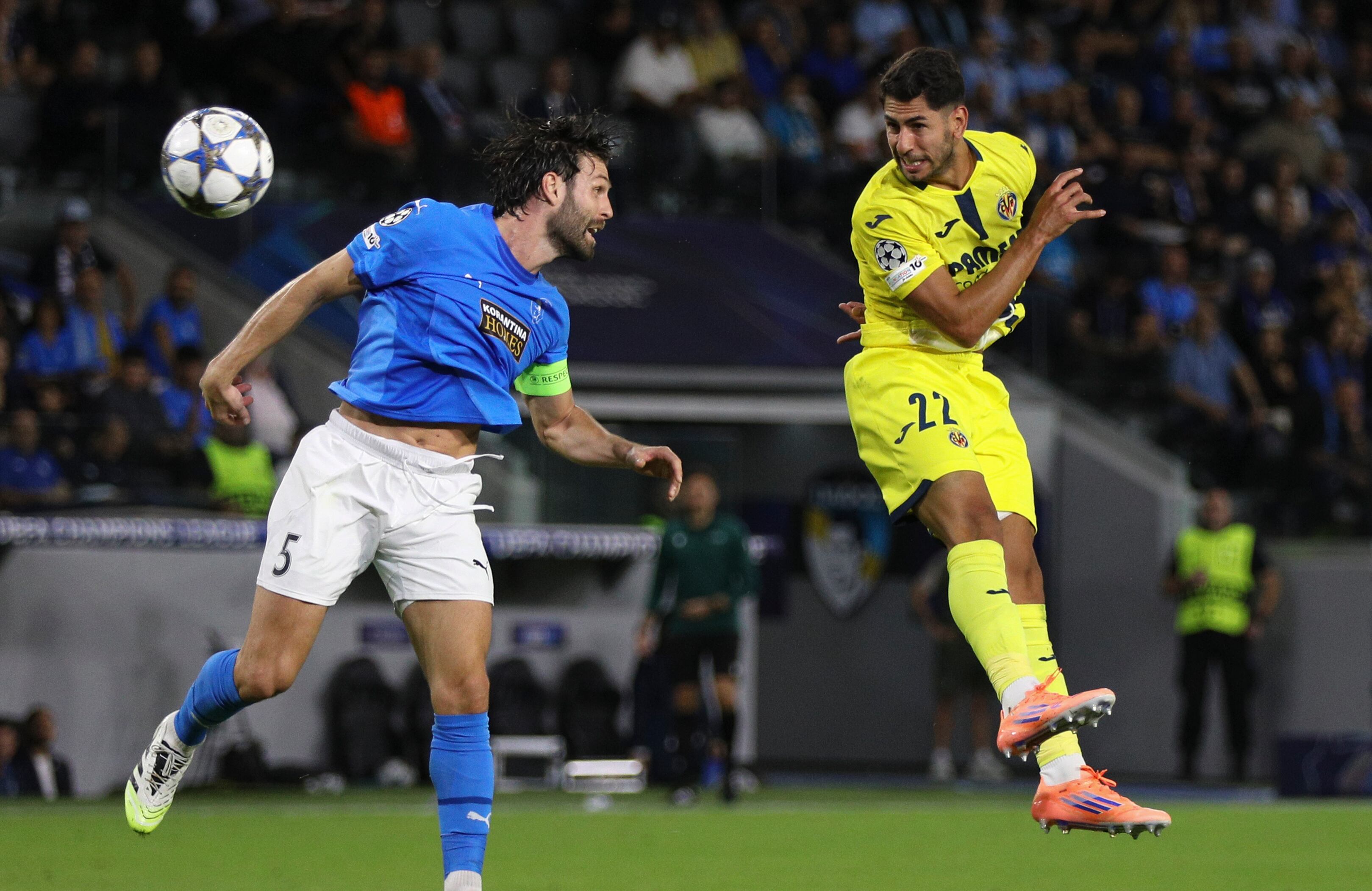 David Goldar y Santiago Pérez durante el Pafos vs. Villarreal de Champions League. FOTO: Danil Shamkin/Getty Images