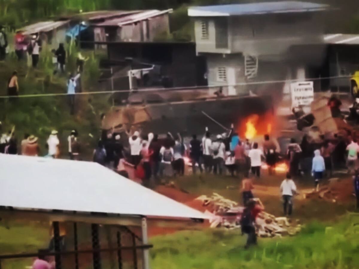 28 policías y un militar, secuestrados tras disturbios en El Plateado, Cauca