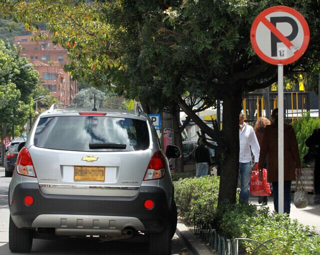 Carros mal parqueados. Foto: Colprensa