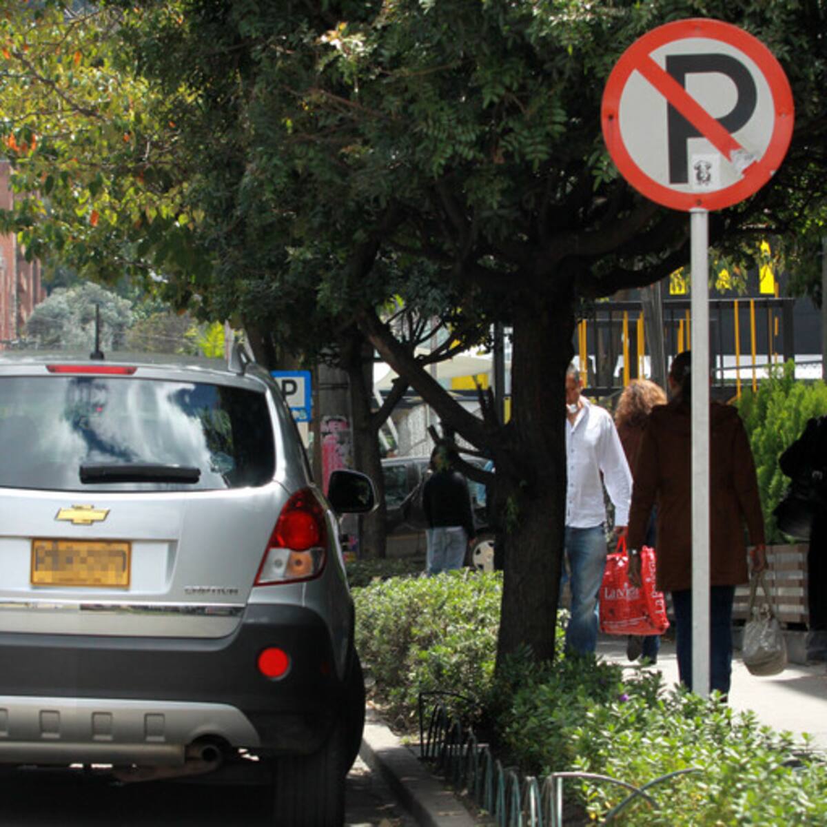 A todos se les hace la multa: Sec. Movilidad por vehículos mal parqueados en Bogotá