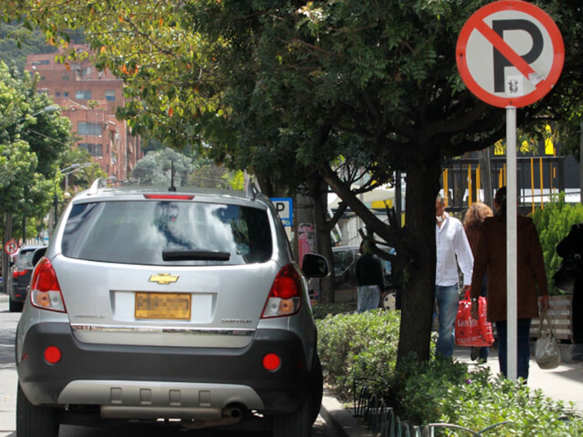 A todos se les hace la multa: Sec. Movilidad por vehículos mal parqueados en Bogotá