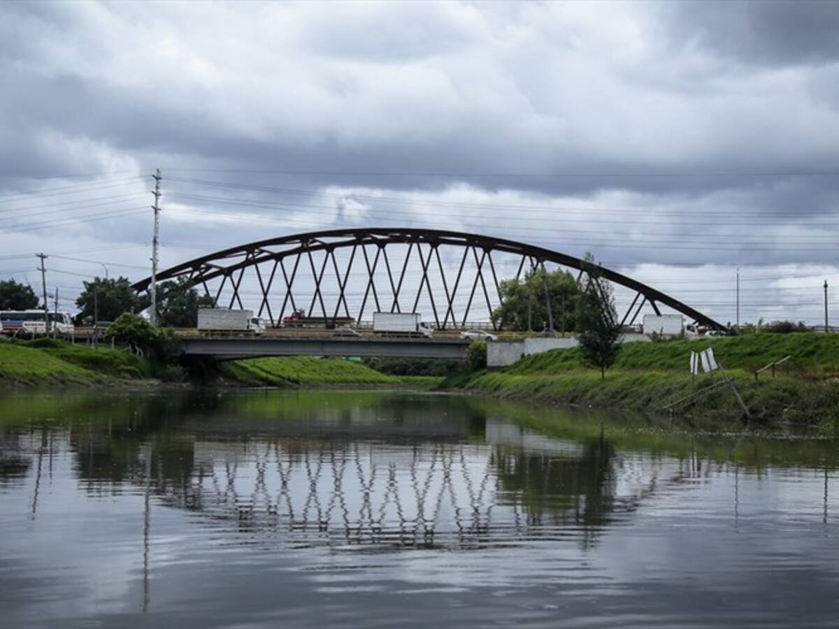 En el Río Bogotá encuentran residuos contaminantes de medicamentos y plásticos