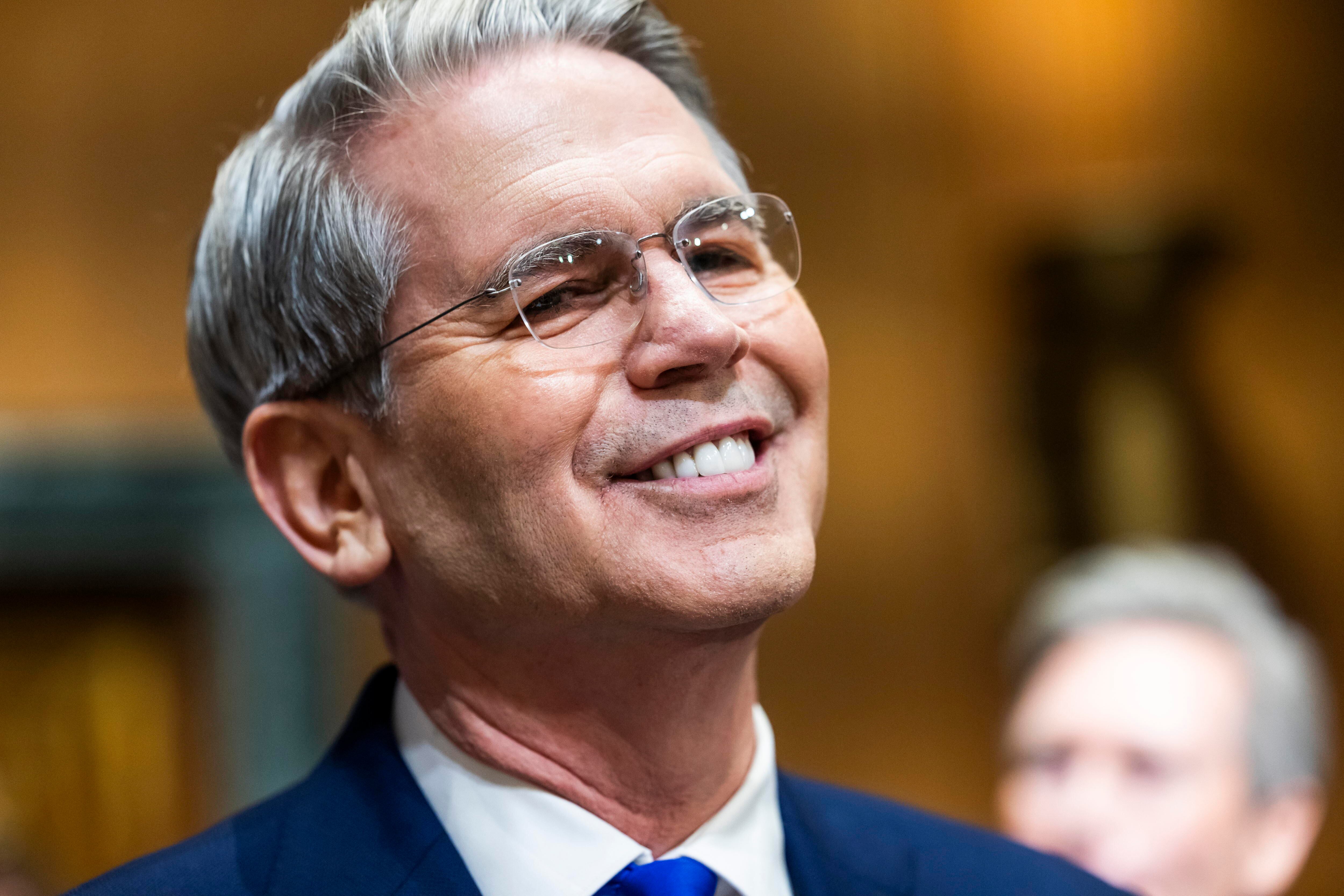 Washington (United States), 16/01/2025.- Scott Bessent, President-elect Donald Trump's nominee to be Secretary of the Treasury, arrives to testify at his confirmation hearing before the Senate Finance Committee in the Dirksen Senate Office Building in Washington, DC, USA, 16 January 2025. EFE/EPA/JIM LO SCALZO