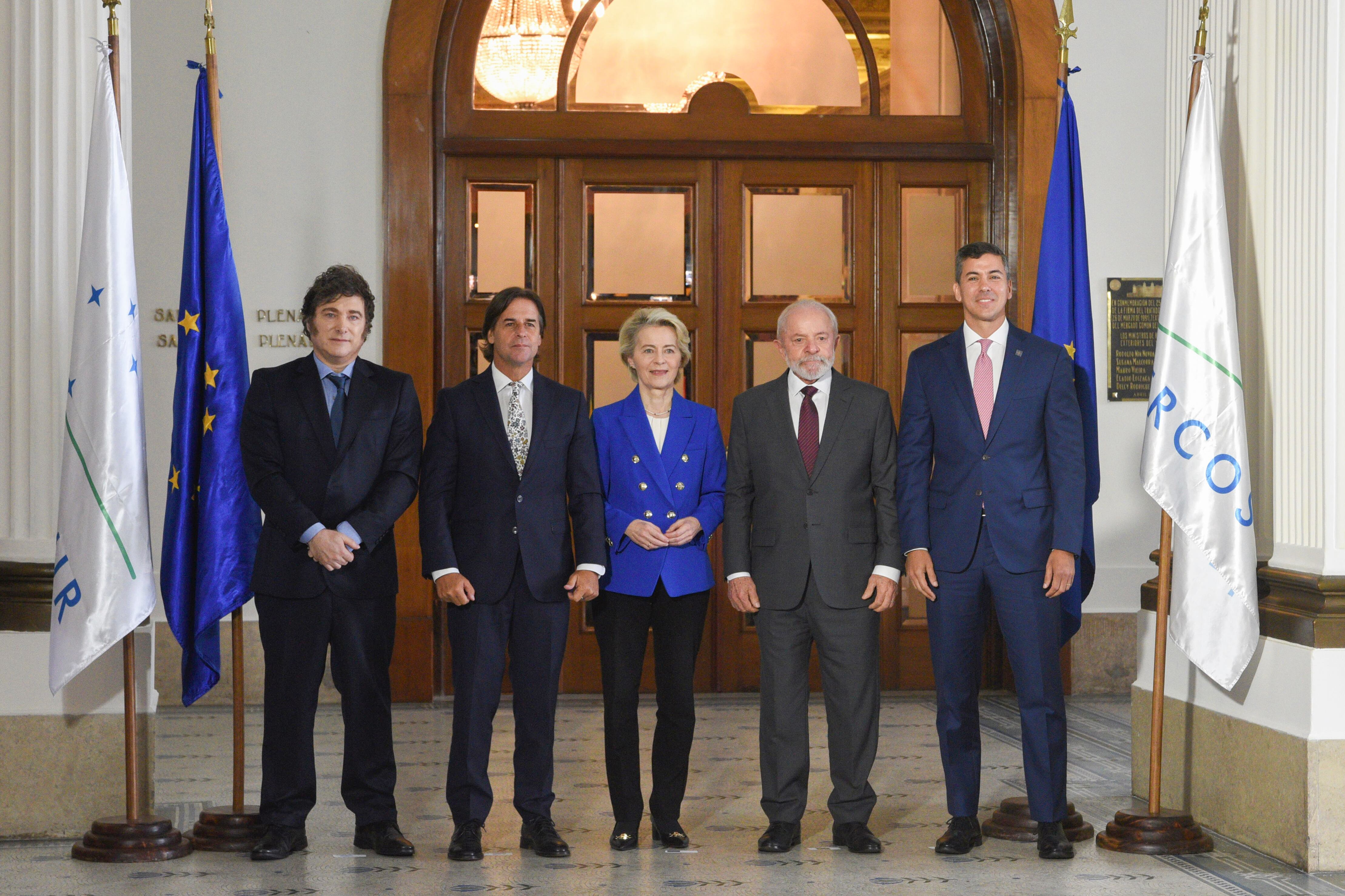Javier Milei, Luis Lacalle Pou,, Ursula von der Leyen, Luiz Inácio Lula da Silva y Santiago Peña FOTO: EFE/ Sofía Torres
