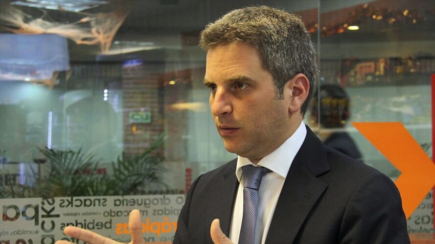 El ministro Carlos Eduardo Correa explica el sistema de vigilancia de calidad del aire que se implementará en 11 ciudades. Foto: Colprensa