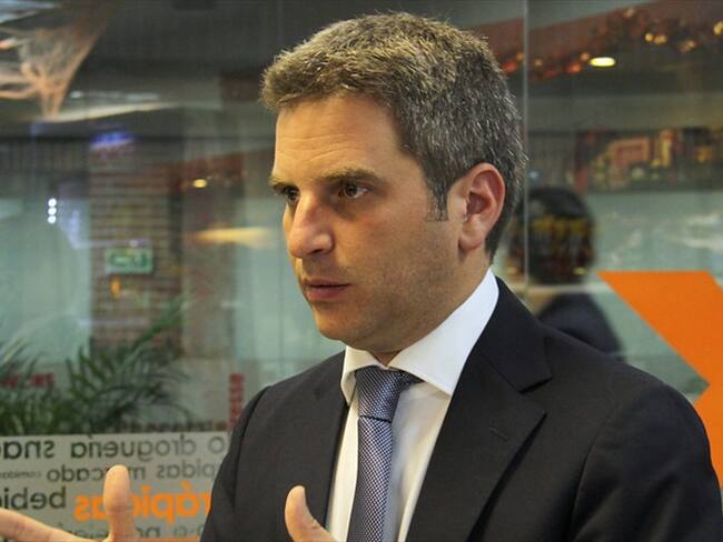 El ministro Carlos Eduardo Correa explica el sistema de vigilancia de calidad del aire que se implementará en 11 ciudades. Foto: Colprensa