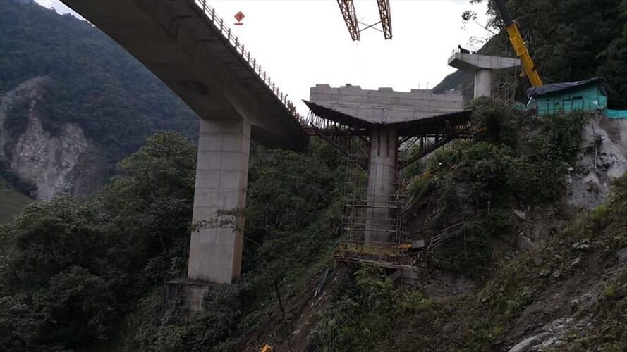 Cinco muertos dejó el colapso del puente La Pala, en vía Bogotá-Villavicencio. Foto: Colprensa