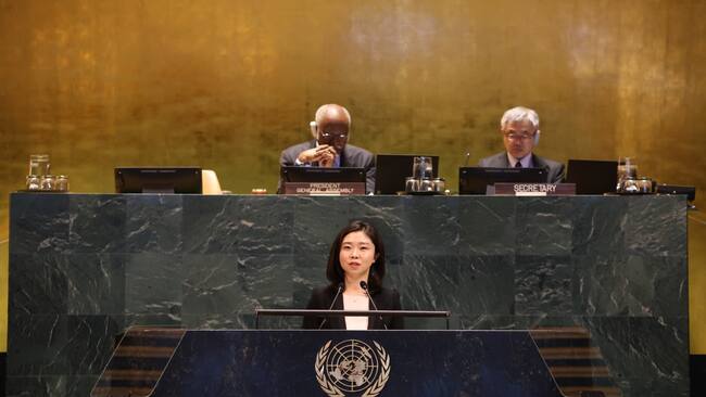 NUEVA YORK, 21/05/2025.- Kim Eun-joo, una desertora norcoreana, habla durante una reunión de alto nivel de la Asamblea General de la ONU en la sede de la ONU en Nueva York. Varios países miembros de la ONU expresaron el martes (hora de EE.UU.) su preocupación por la creciente cooperación militar entre Pionyang y Moscú, durante la primera reunión de alto nivel de la Asamblea General dedicada específicamente a abordar la situación de los derechos humanos en Corea del Norte. Según informó este miércoles el Ministerio de Asuntos Exteriores de Corea del Sur, numerosas delegaciones expresaron preocupación por la alianza militar del Norte con Moscú, y exhortaron a Pionyang a mejorar de manera urgente sus condiciones de derechos humanos. EFE/ Ministerio De Asuntos Exteriores De Corea Del Sur SOLO USO EDITORIAL/SOLO DISPONIBLE PARA ILUSTRAR LA NOTICIA QUE ACOMPAÑA (CRÉDITO OBLIGATORIO)