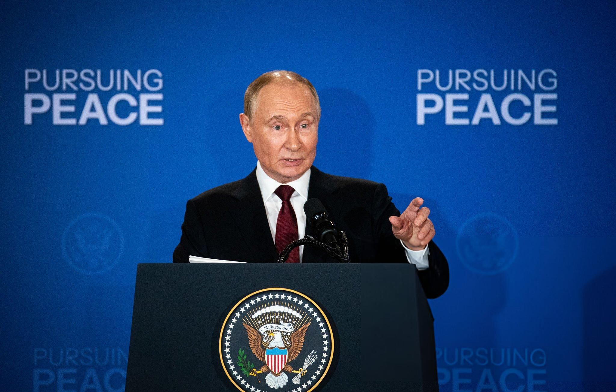Vladímir Putin, presidente de Rusia, habla durante una conferencia de prensa conjunta con el presidente de EE.UU. Donald Trump en Anchorage, Alaska, EE.UU., el viernes 15 de agosto de 2025. Fotógrafo: Al Drago/Bloomberg vía Getty Images