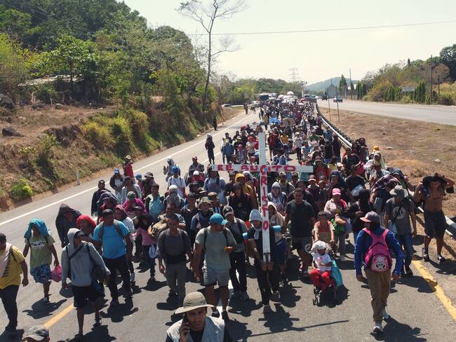 -FOTODELDÍA- AME2763. TAPACHULA (MÉXICO), 26/03/2024.- Migrantes caminan en una caravana llamada &#039;Viacrucis migrante&#039; la cual se dirige hacia Ciudad de México, en Tapachula (México). Los miles de integrantes del &#039;Viacrucis migrante&#039; pidieron este martes al Gobierno mexicano libre tránsito para salir de Chiapas, estado de la frontera sur, y que no los detengan los agentes del Instituto Nacional de Migración (INM), quienes realizan patrullajes cerca de su tránsito. EFE/ Juan Manuel Blanco