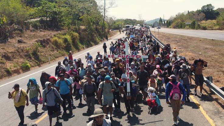 -FOTODELDÍA- AME2763. TAPACHULA (MÉXICO), 26/03/2024.- Migrantes caminan en una caravana llamada &#039;Viacrucis migrante&#039; la cual se dirige hacia Ciudad de México, en Tapachula (México). Los miles de integrantes del &#039;Viacrucis migrante&#039; pidieron este martes al Gobierno mexicano libre tránsito para salir de Chiapas, estado de la frontera sur, y que no los detengan los agentes del Instituto Nacional de Migración (INM), quienes realizan patrullajes cerca de su tránsito. EFE/ Juan Manuel Blanco
