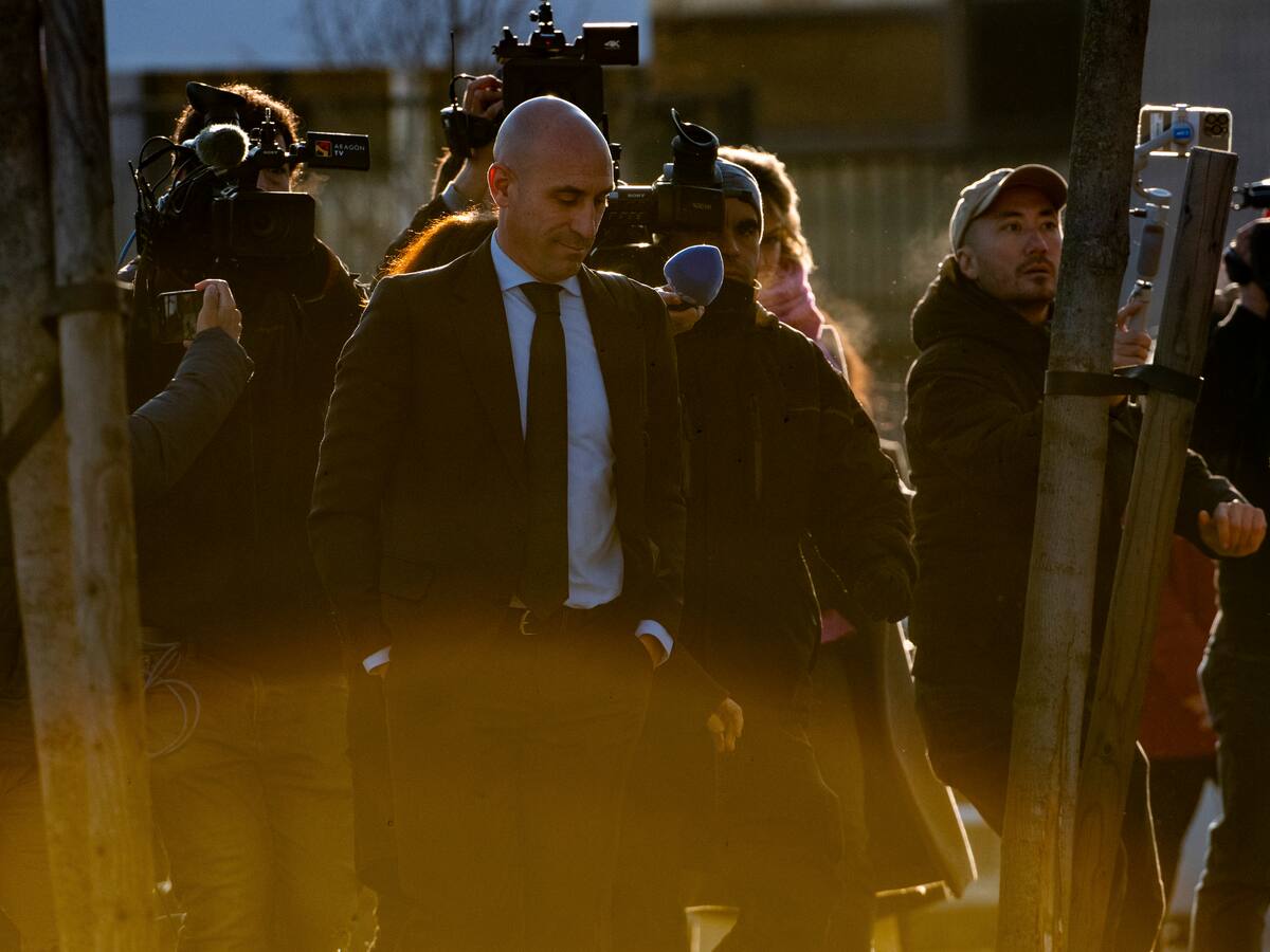 Luis Rubiales dijo estar “totalmente seguro” de que Hermoso le dio su consentimiento en el beso