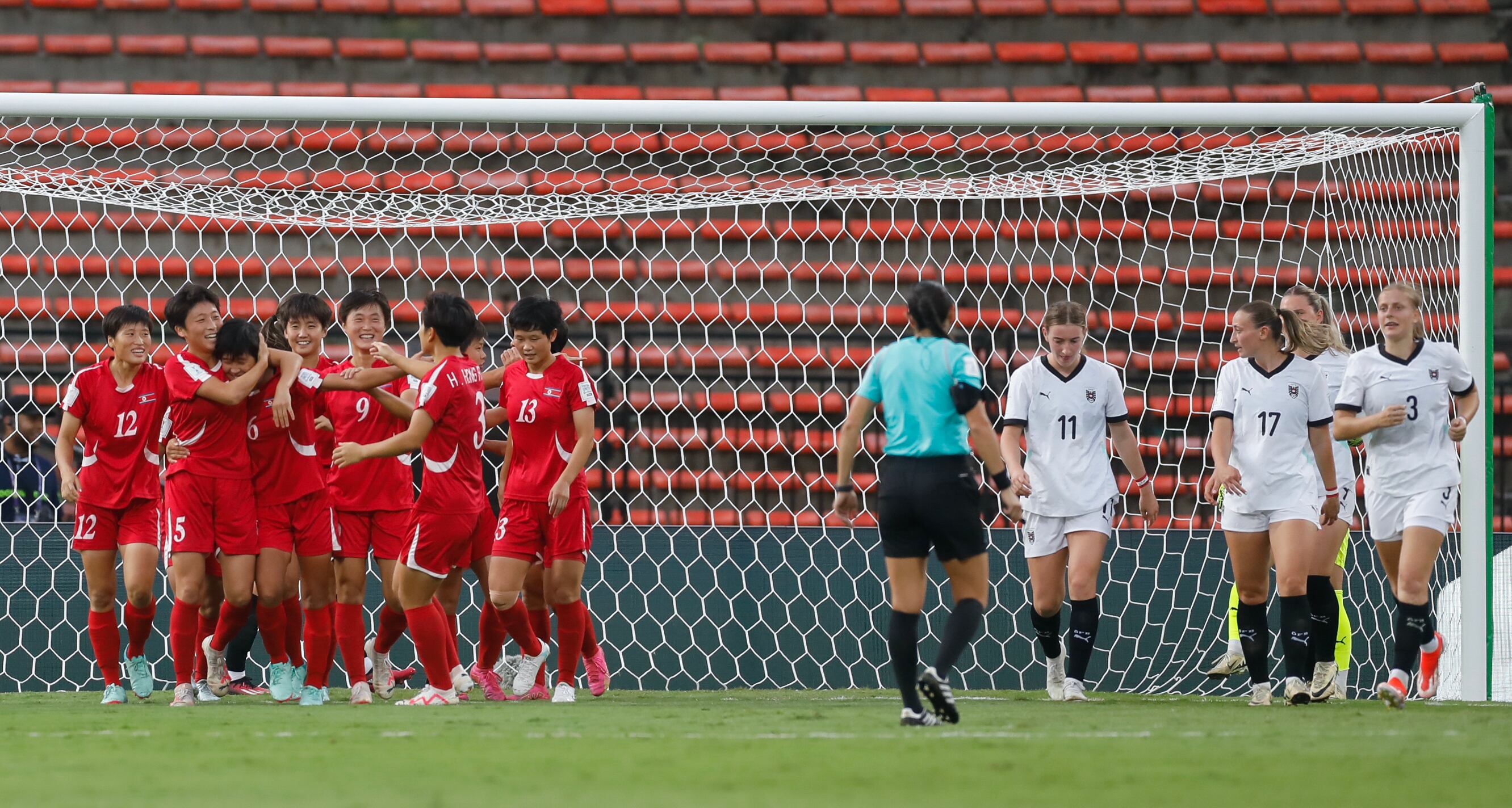 AME8990. MEDELLÍN (COLOMBIA), 12/09/2024.- Jugadoras de Corea del Norte (i) celebran un gol este jueves, en un partido de los octavos de final de la Copa Mundial Femenina sub-20 entre las selecciones de Corea del Norte y Austria en estadio de Atanasio Girardot en Medellín (Colombia). EFE/ Luis Eduardo Noriega Arboleda
