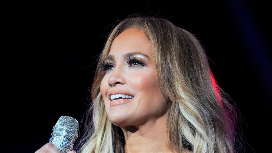 Jennifer López lució orgullosa sus estrías en la playa. Foto: Sergi Alexander/Getty Images