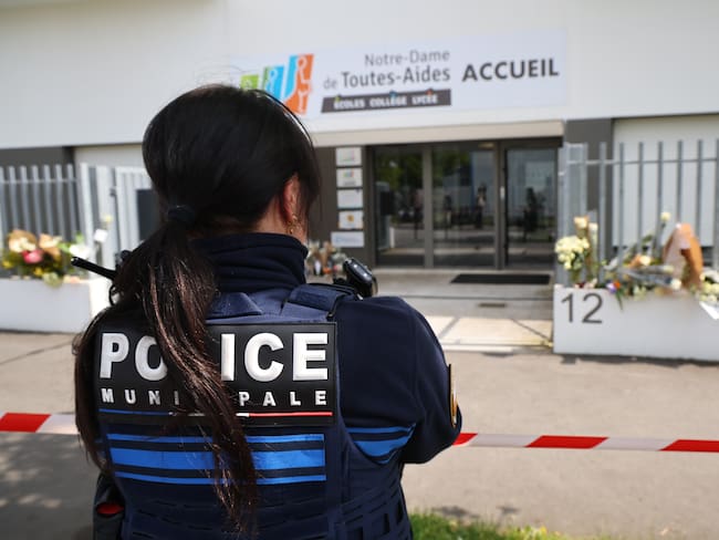 Miembro de la policía francesa en el homenaje a la víctima del liceo Notre Dame de Toutes Aides. Foto: EFE/EPA/CHRISTOPHE PETIT TESSON