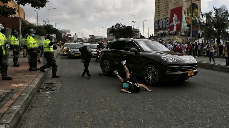 Camioneta arrolló a una manifestante en el monumento a Los Héroes . Foto: Colprensa