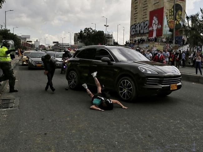 Camioneta arrolló a una manifestante en el monumento a Los Héroes . Foto: Colprensa