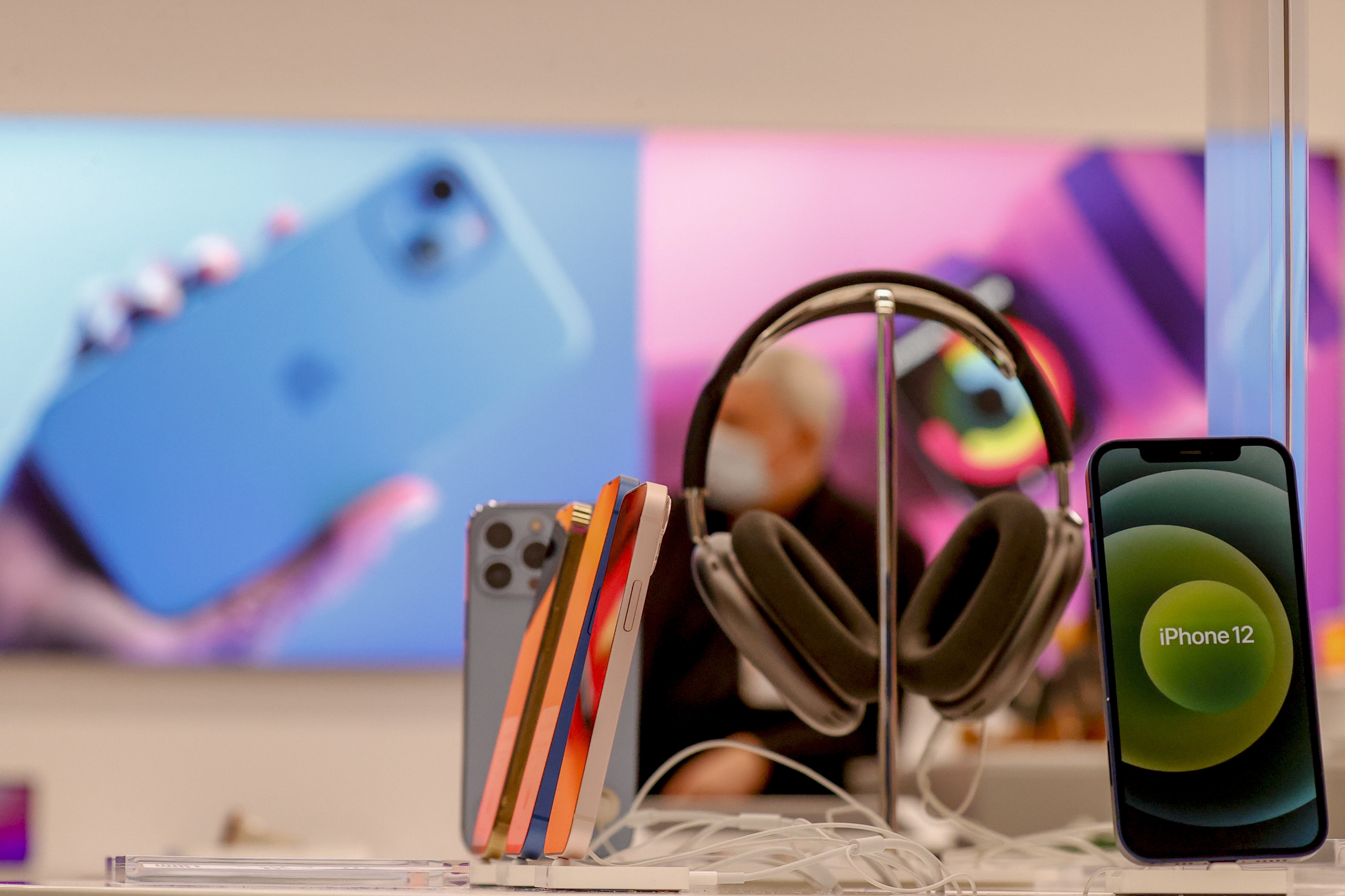 MOSCOW, RUSSIA - MARCH 05: âLatest iPhone models are seen at re:Store in Moscow, Russia on March 05, 2022. Apple announced it has stopped selling all of its products in Russia. (Photo by Sefa Karacan/Anadolu Agency via Getty Images)