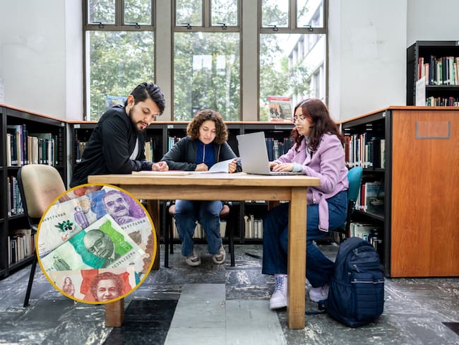 Jóvenes estudiando en la biblioteca de la universidad. En el círculo, la imagen de billetes colombianos (Fotos vía GettyImages)
