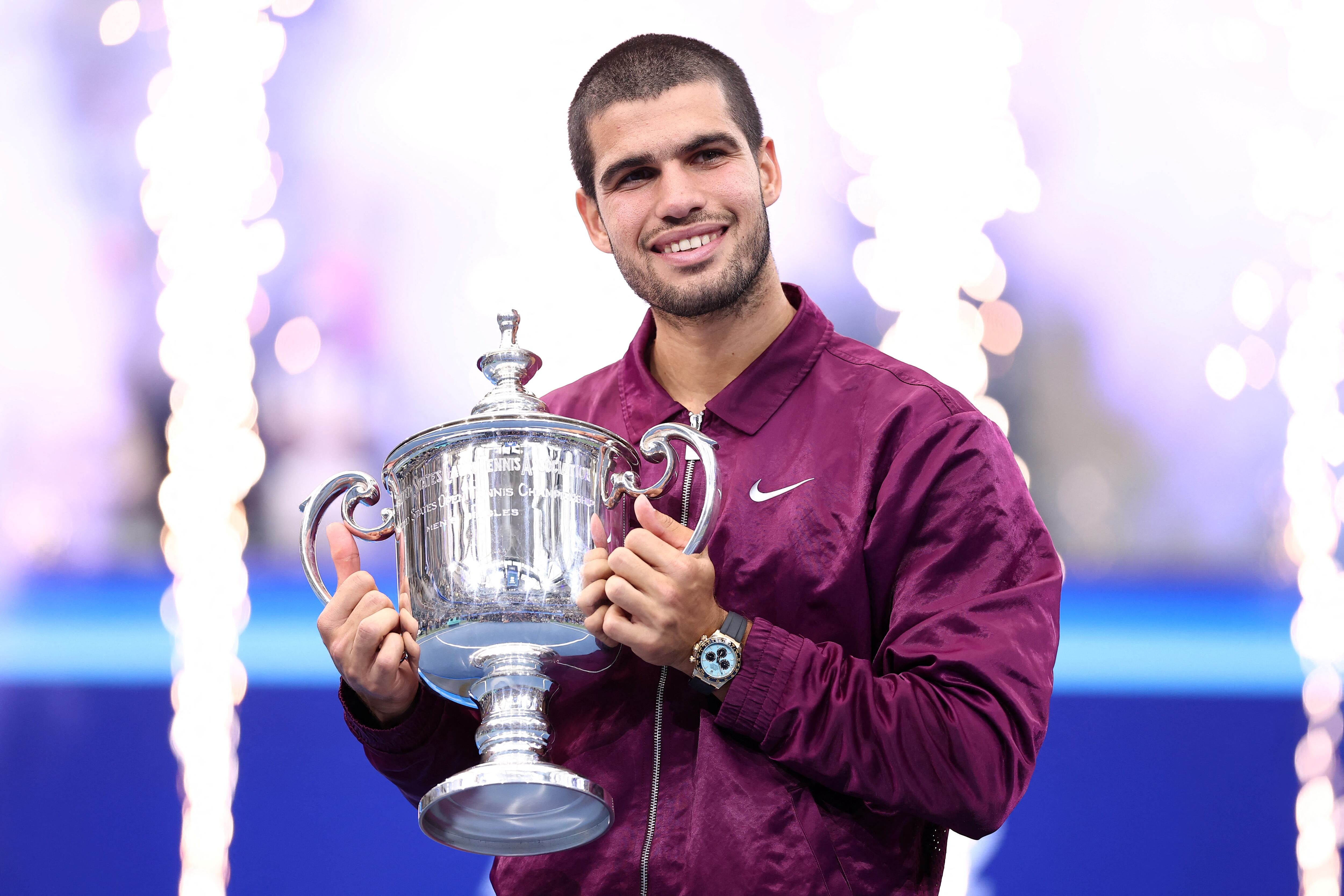 Carlos Alcaraz posa con el trofeo del US Open 2025. FOTO: CHARLY TRIBALLEAU/AFP via Getty Images