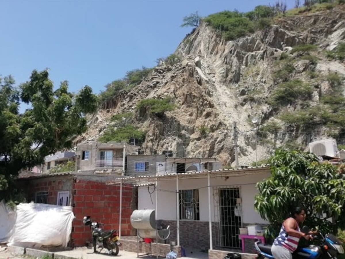Declaran calamidad pública por deslizamiento de cerro en Santa Marta