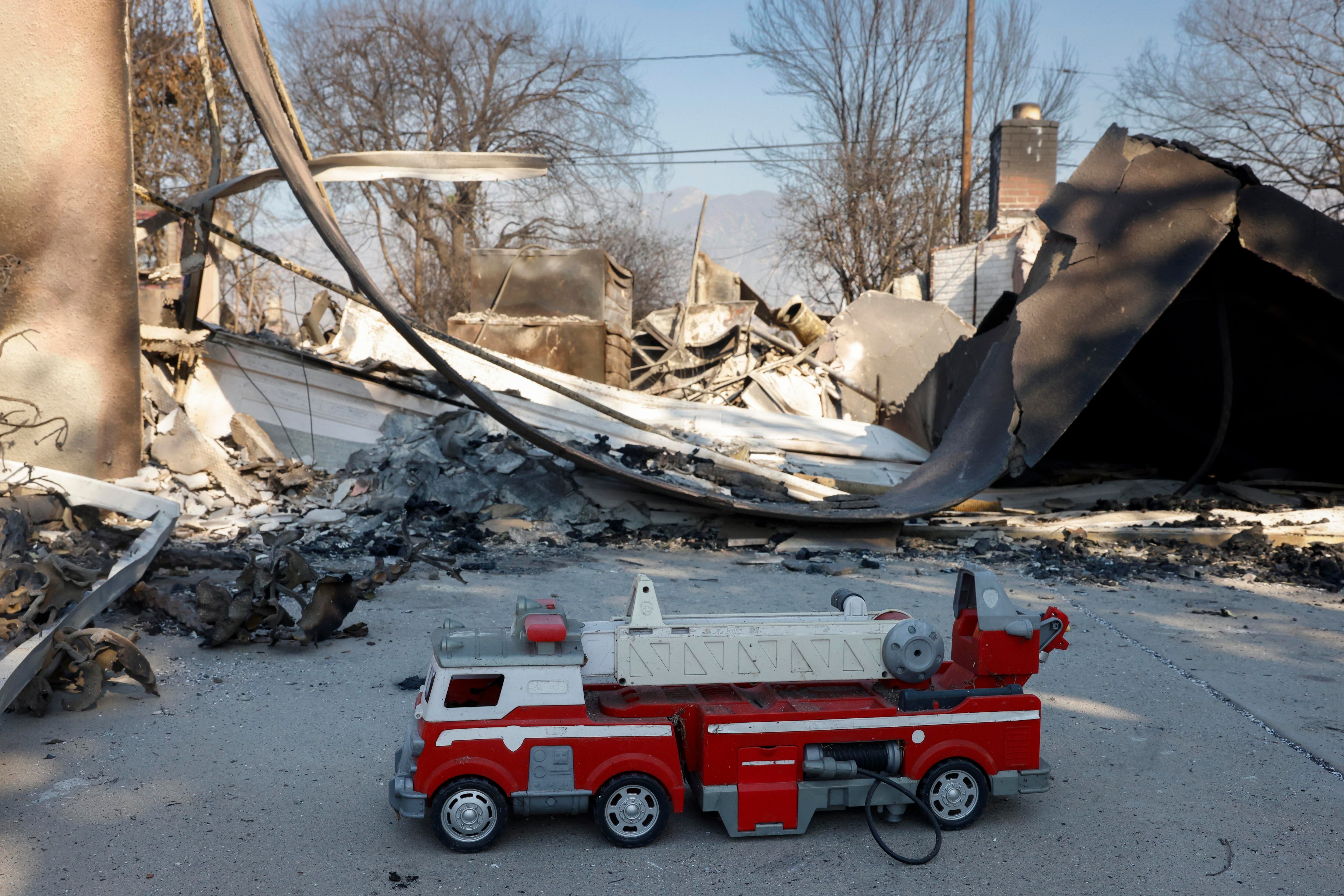 Altadena (Estados Unidos), 10/01/2025.- Vista de un camión de juegete junto a una casa destruida por las llamas. Los bomberos de Los Ángeles han logrado avanzar en el control de los incendios, que no dan tregua.