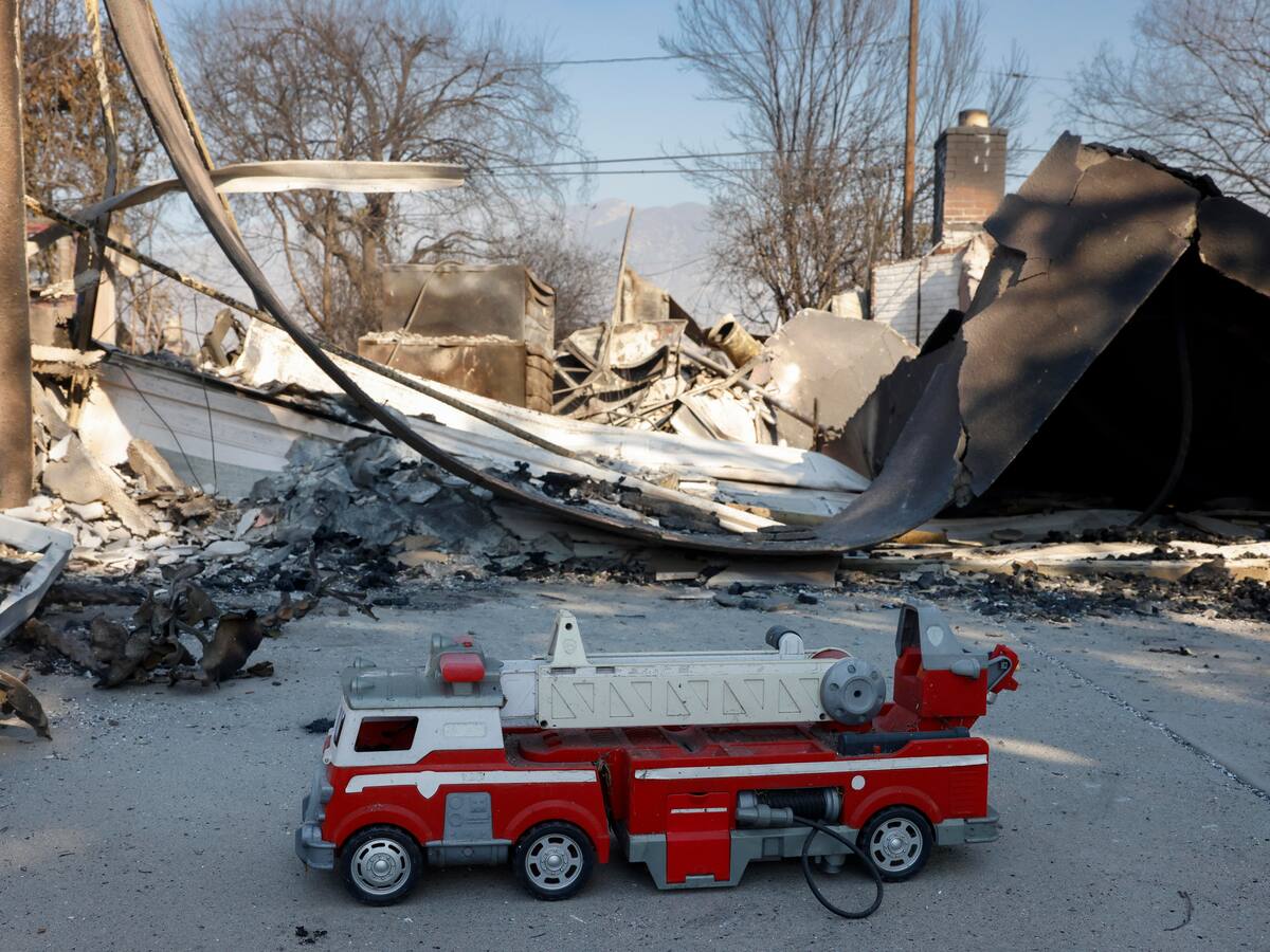 Los bomberos luchan contra los incendios de Los Ángeles con temor a los fuertes vientos previstos