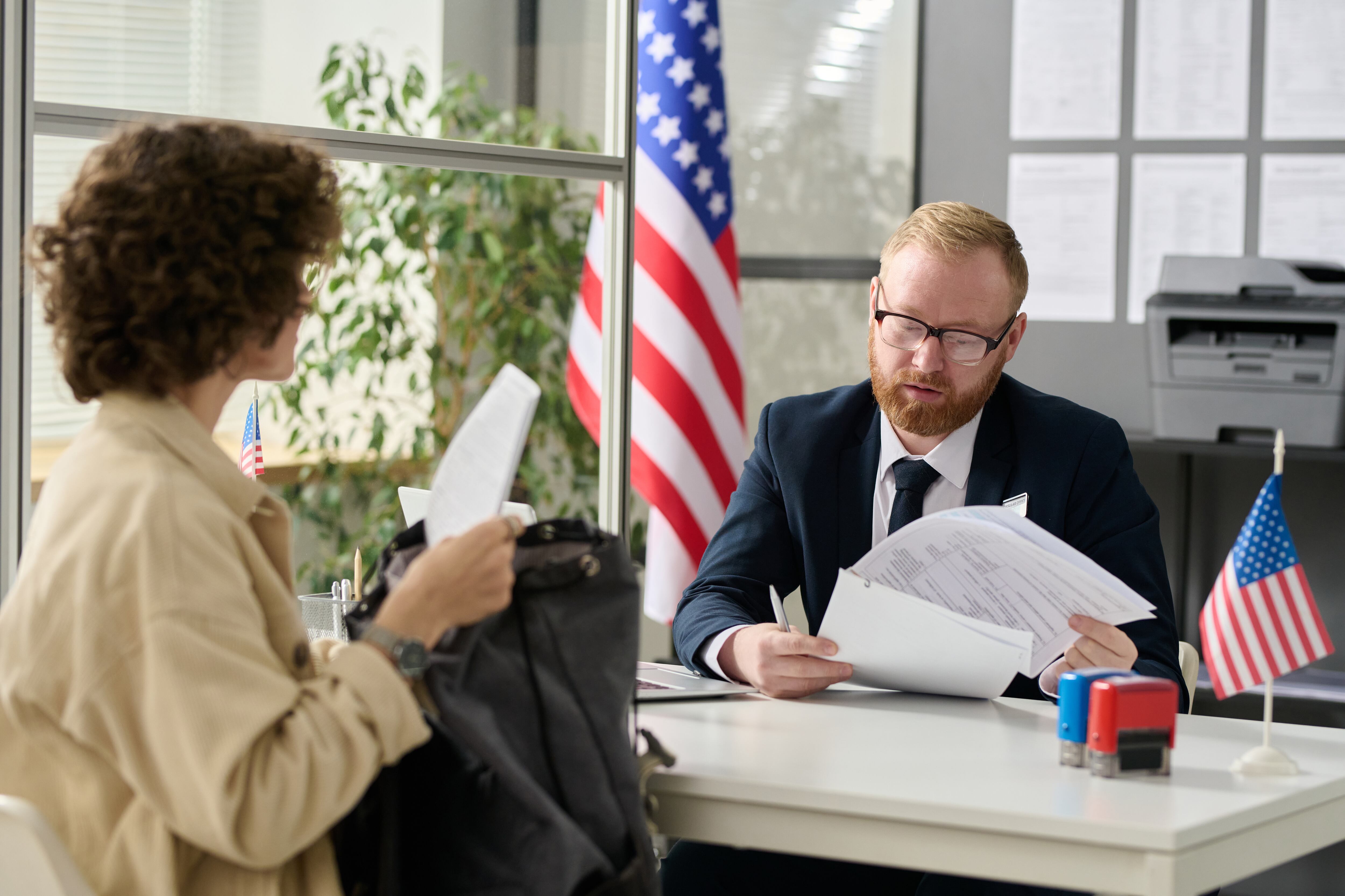 Mujer en una oficina de inmigración de Estados Unidos / Foto: GettyImages