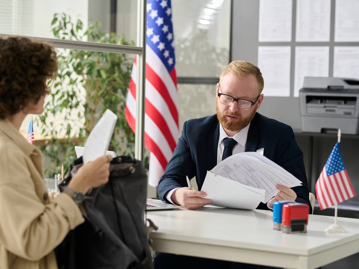 ¿Qué beneficios tiene una persona que pide asilo en Estados Unidos?