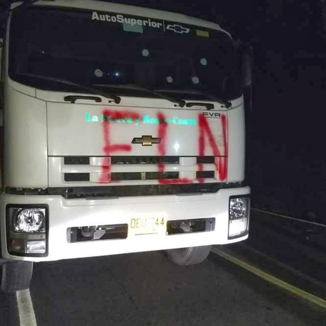 EL automotor fue pintado con letreros alusivos al ELN. Crédito: Cortesía.