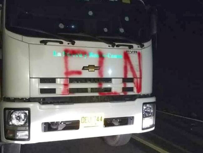 EL automotor fue pintado con letreros alusivos al ELN. Crédito: Cortesía.