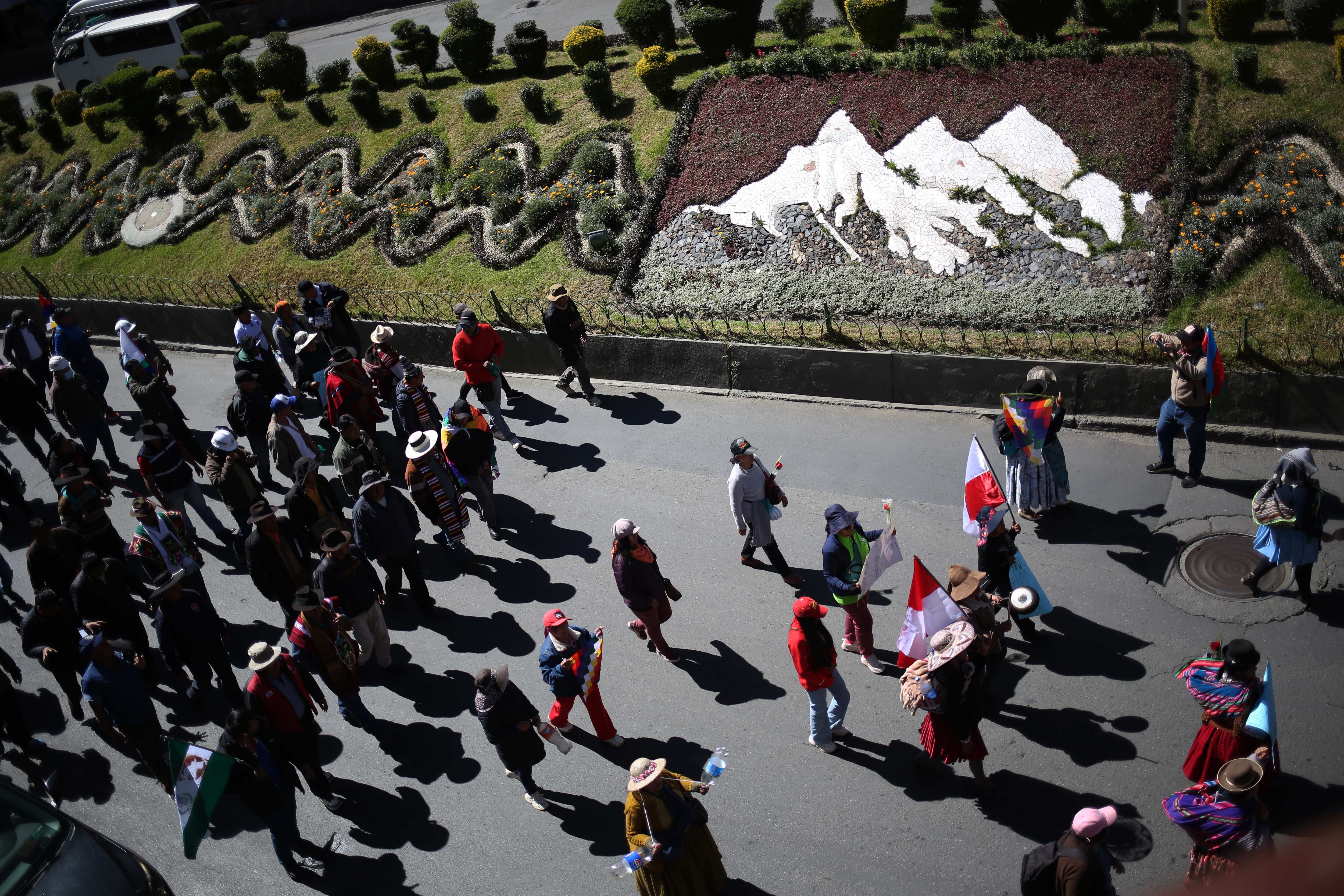 AME1284. LA PAZ (BOLIVIA), 27/05/2025.- Simpatizantes del expresidente de Bolivia Evo Morales (2006-2019) marchan durante una protesta este martes, en La Paz (Bolivia). Cientos de seguidores del expresidente marcharon e intentaron inscribir a la fuerza su candidatura a la Presidencia cerca del Tribunal Supremo Electoral (TSE), pese a que el exmandatario está inhabilitado y que el plazo de inscripciones ya concluyó. EFE/ Luis Gandarillas