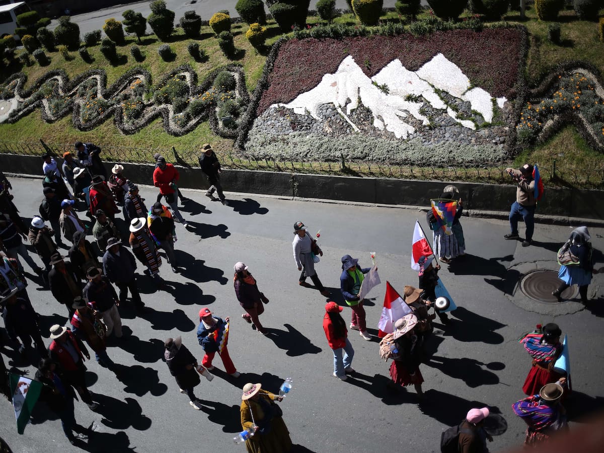 Seguidores de Evo Morales marcharon e intentaron inscribir su candidatura presidencial a la fuerza