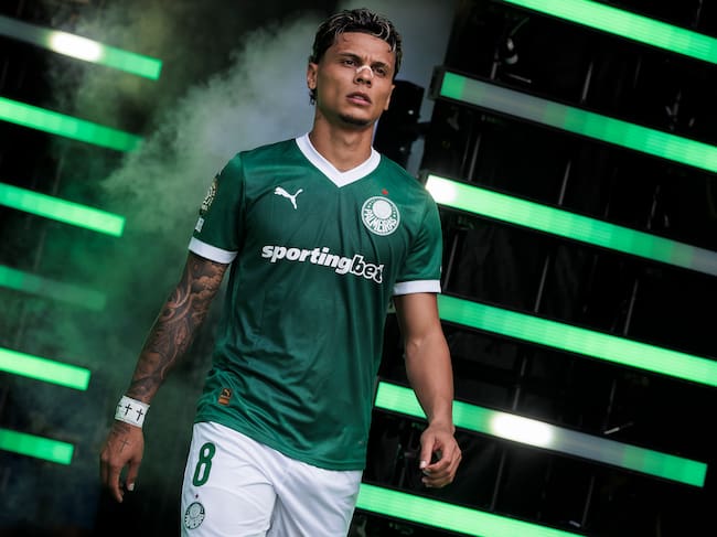 LINCOLN FINANCIAL FIELD, PHILADELPHIA, PENNSYLVANIA, UNITED STATES - 2025/06/28: Richard Rios of SE Palmeiras enters the field of play prior to the FIFA Club World Cup round of 16 football match between SE Palmeiras and Botafogo FR. SE Palmeiras won 1-0 over Botafogo FR after extra time. (Photo by Nicolò Campo/LightRocket via Getty Images)