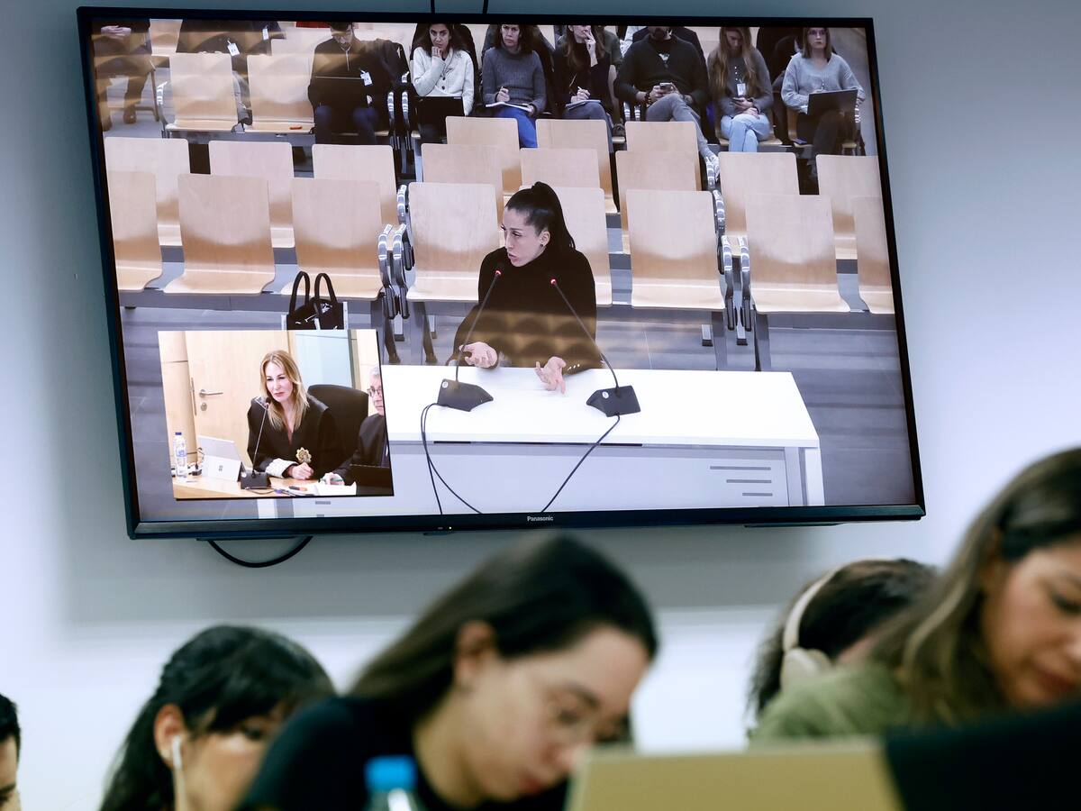 Un beso de un jefe en la boca “no debe ocurrir en ningún ámbito”, dice Jenni Hermoso