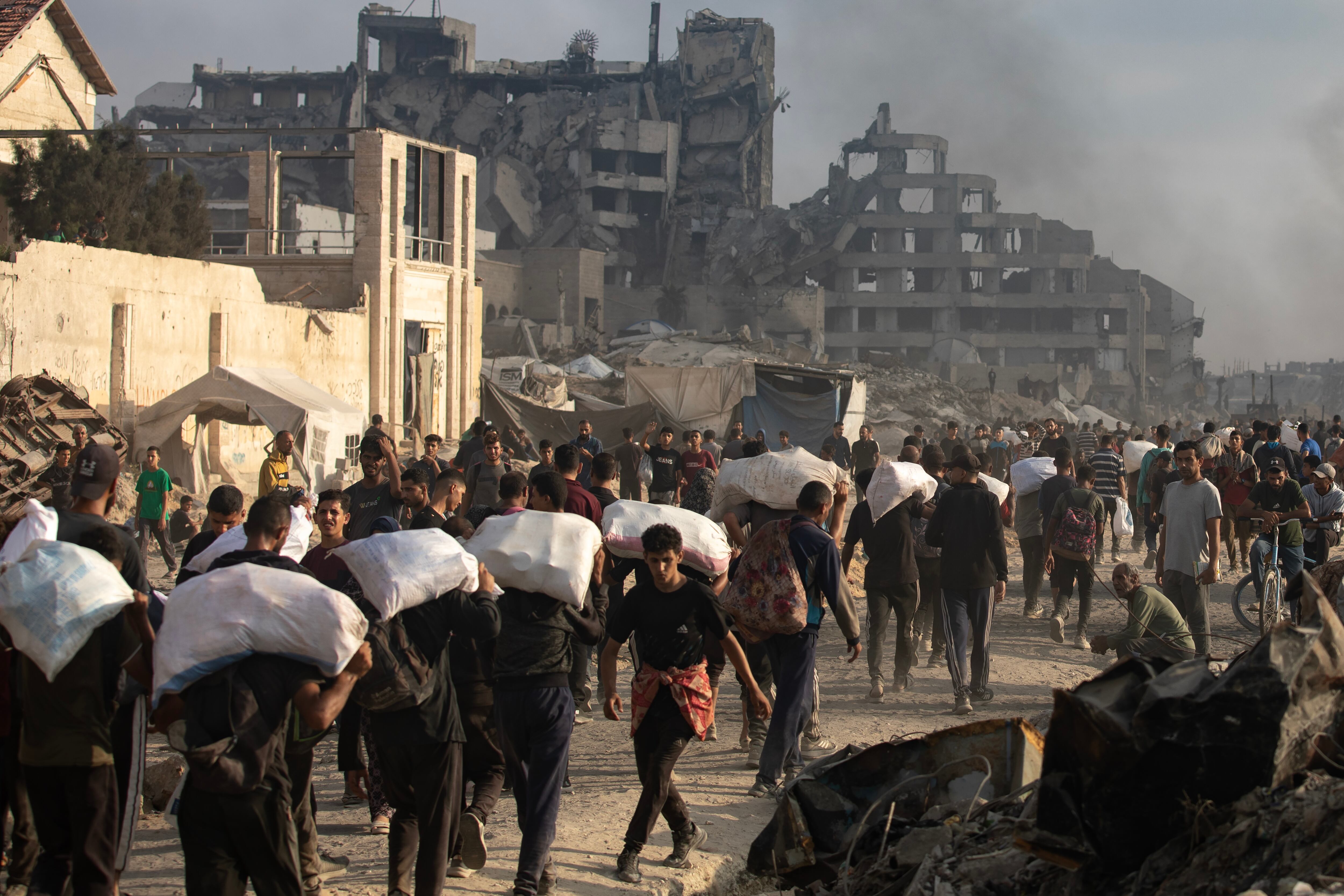 Ordenan a soldados israelíes disparar contra gazatíes que reciben ayuda humanitaria, dice Haaretz