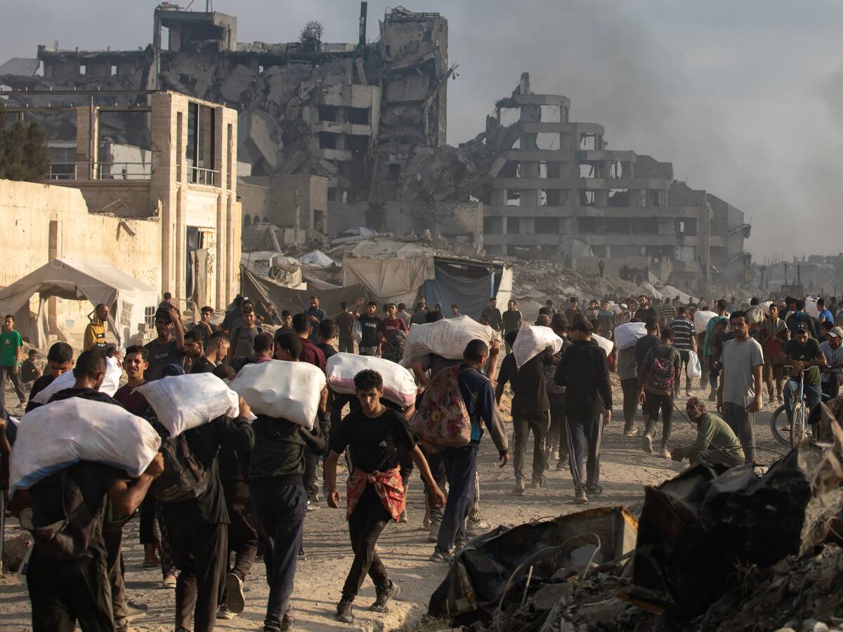 Familiares de rehenes en Gaza lanzaron al mar flotadores amarillos para pedir su liberación