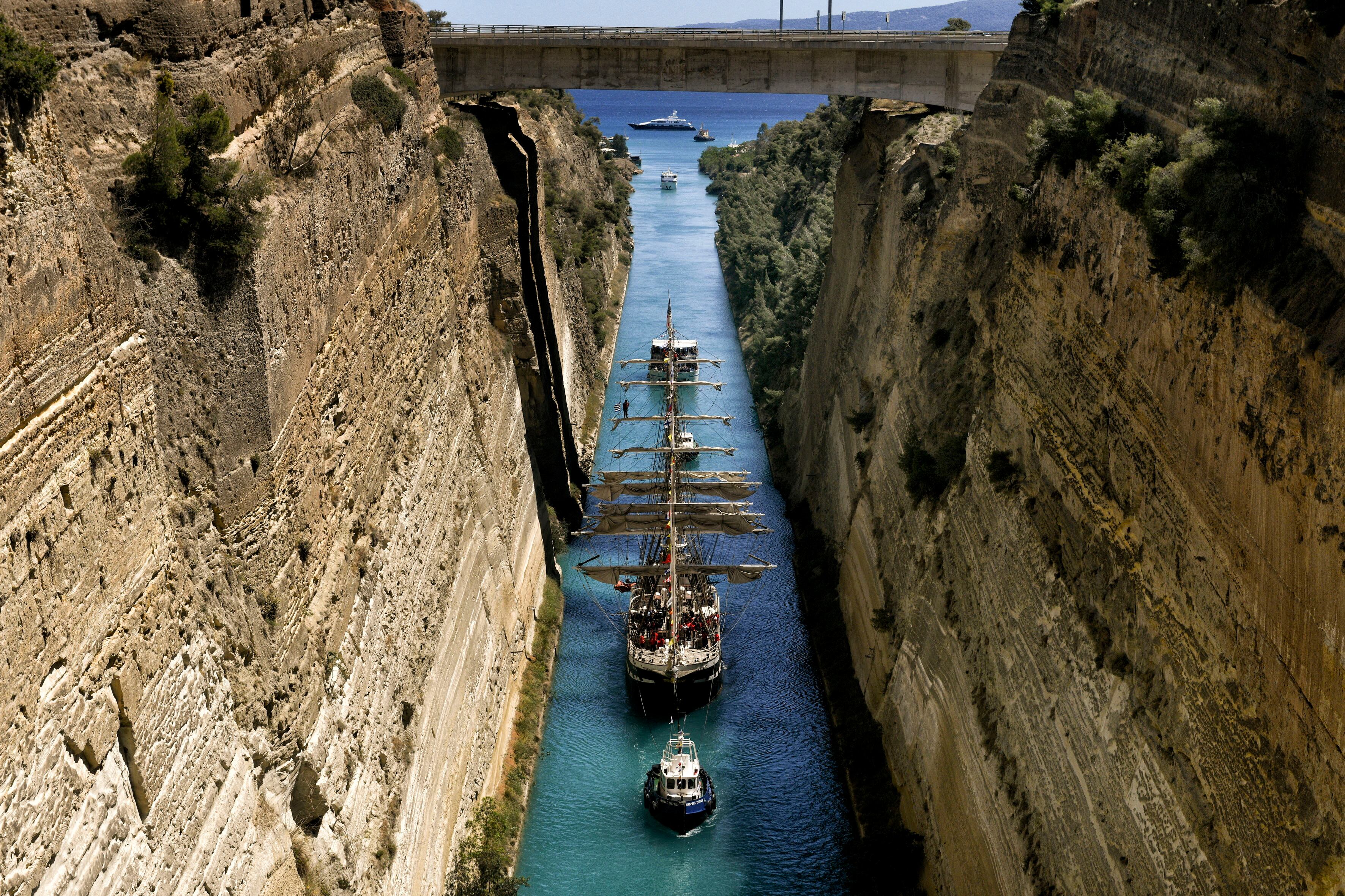 El histórico velero de tres mástiles bautizado Belem, que traslada la Llama Olímpica para los Juegos Olímpicos de París 2024. Foto: EFE/VASSILIS PSOMAS