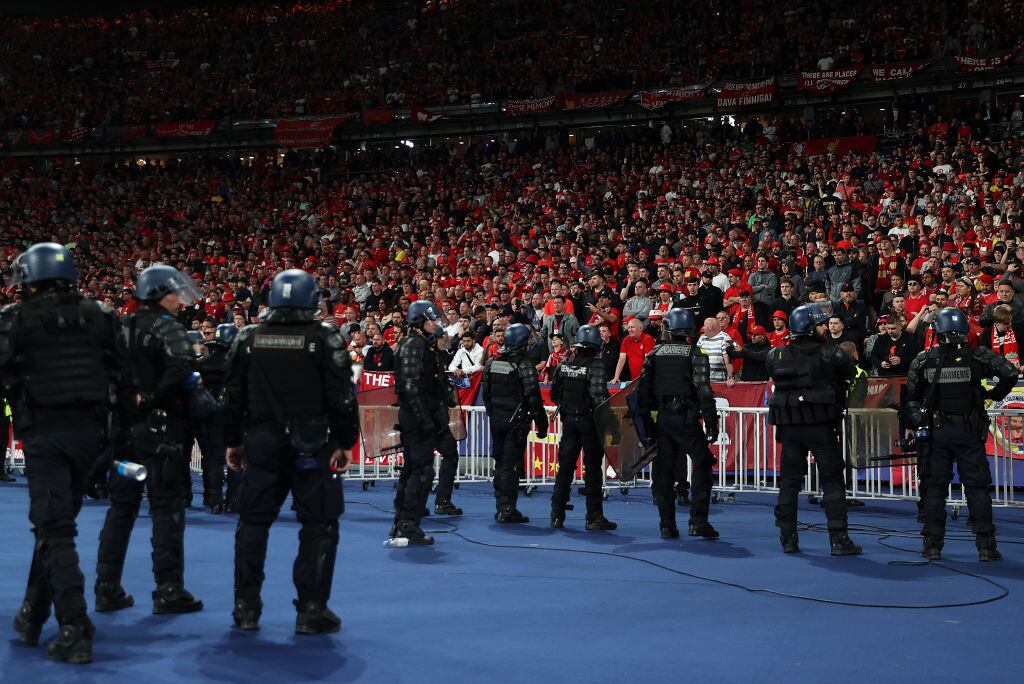 Policía en la hinchada de Liverpool. Foto: Julian Finney/Getty Images