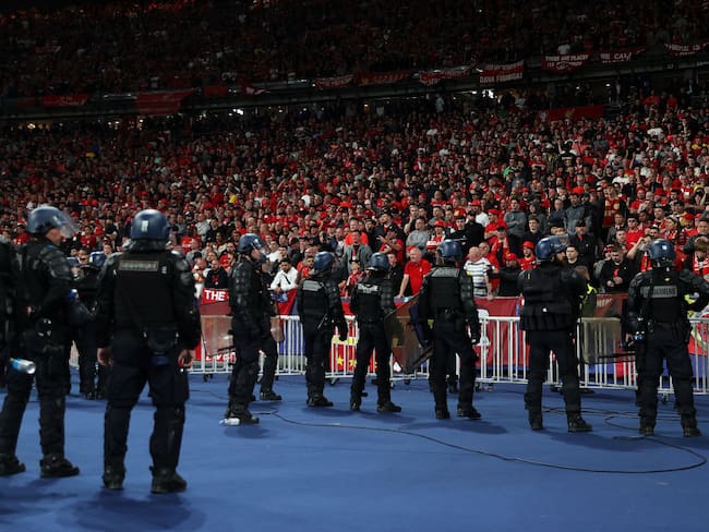 Policía en la hinchada de Liverpool. Foto: Julian Finney/Getty Images