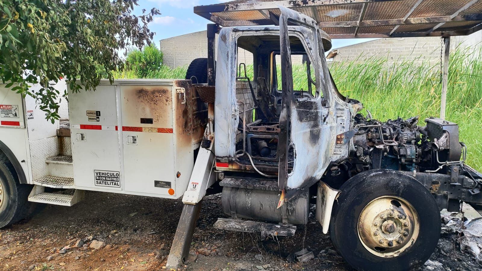 Queman grúa que era utilizada por la empresa Afinia en la ciudad de Montería. Foto: cortesía. 