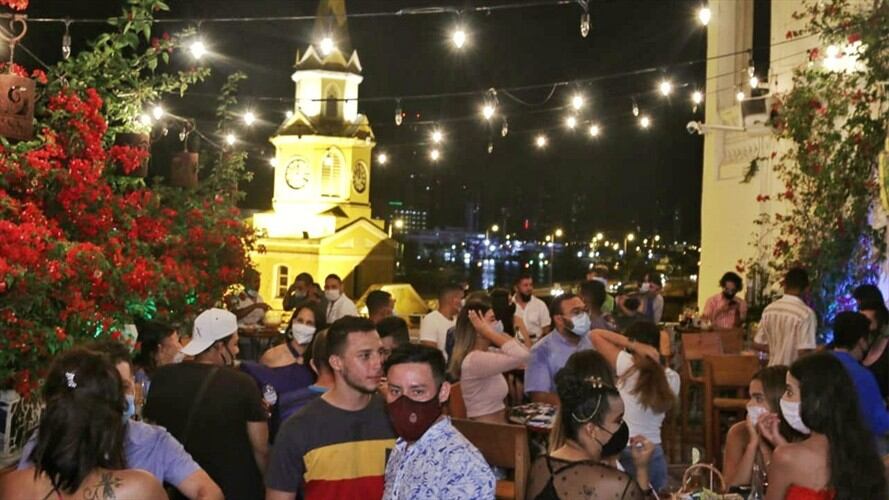 En uno de los lugares fueron encontradas 50 personas en un espacio reducido, la mayoría de ellas sin tapabocas. Foto: Cortesía Alcaldía de Cartagena.