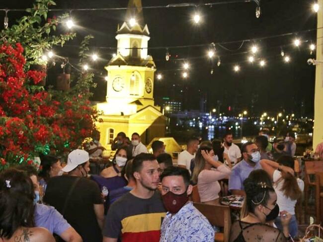 En uno de los lugares fueron encontradas 50 personas en un espacio reducido, la mayoría de ellas sin tapabocas. Foto: Cortesía Alcaldía de Cartagena.