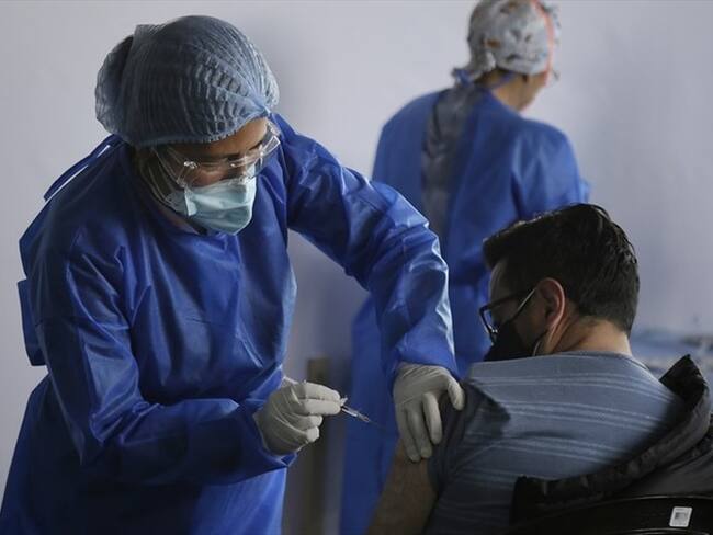 Minsalud anuncia inicio de vacunación para mayores de 25 años. Foto: Colprensa