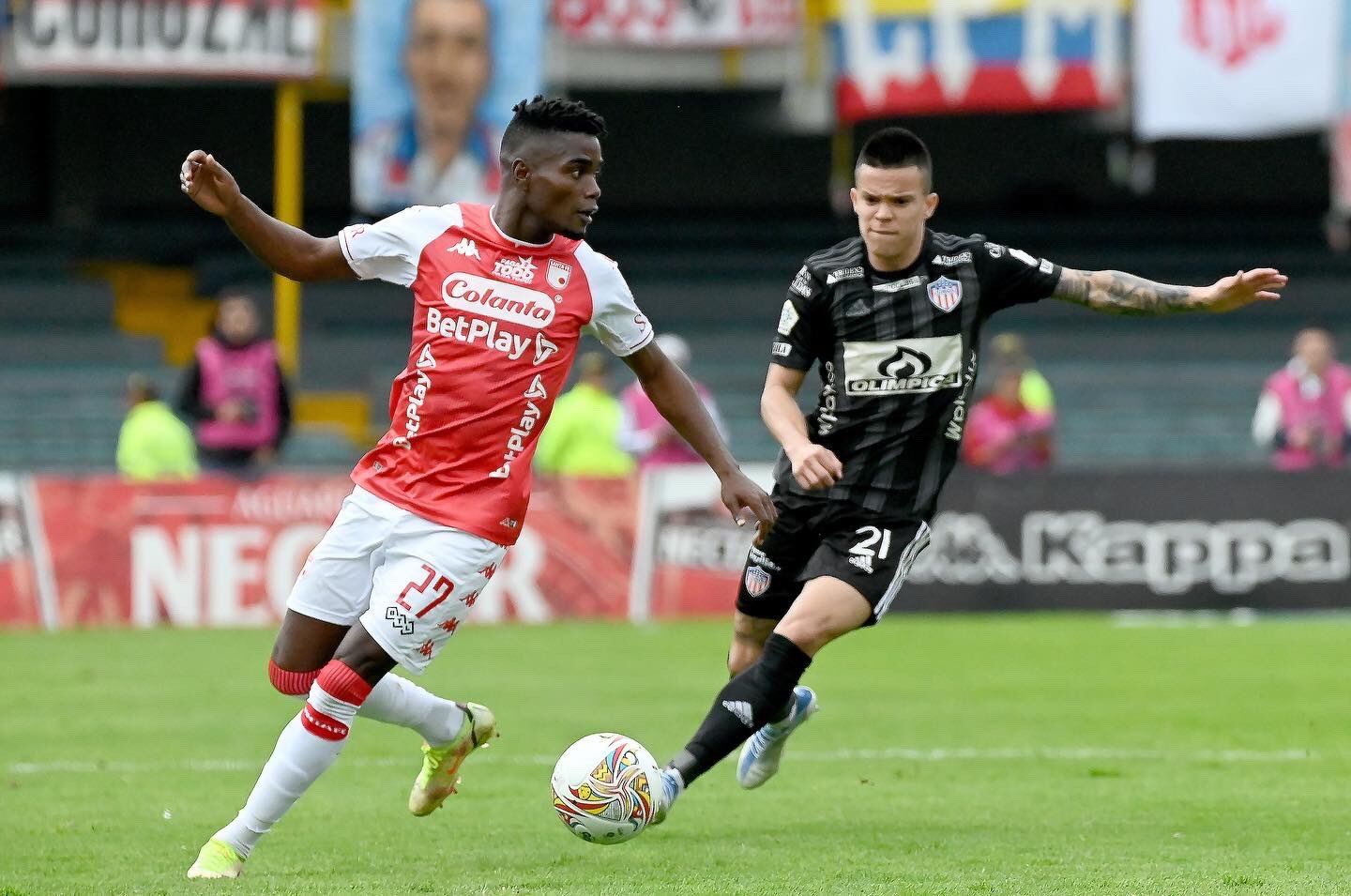 Andrey Estupiñan (Santa Fe). Walmer Pachecho (Junior). Independiente Santa Fe vs Junior. Cuadrangulares semifinales Liga colombiana-ll. Foto: Dimayor