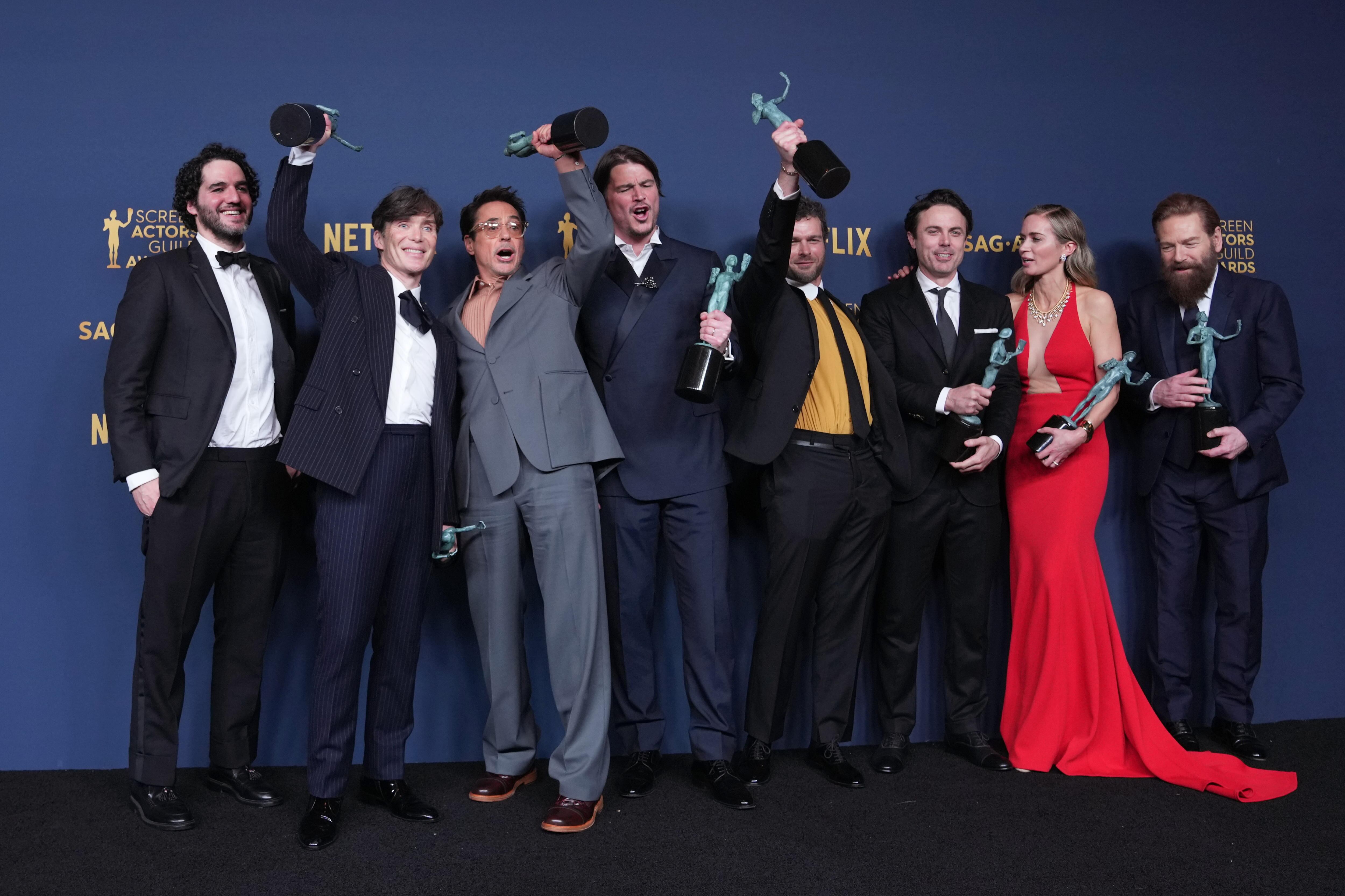 (I-D) Benny Safdie, Cillian Murphy, Robert Downey Jr., Josh Hartnett, Alden Ehrenreich, Casey Affleck, Emily Blunt y Kenneth Branagh. EFE/EPA/ALLISON DINNER