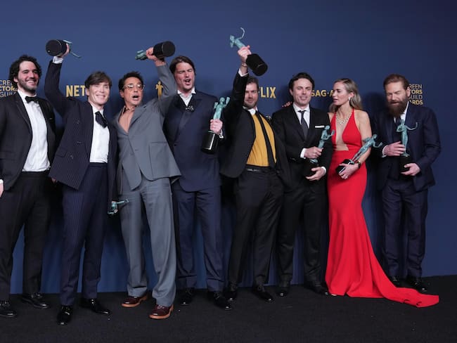 Los Angeles (United States), 25/02/2024.- (L-R) Benny Safdie, Cillian Murphy, Robert Downey Jr., Josh Hartnett, Alden Ehrenreich, Casey Affleck, Emily Blunt and Kenneth Branagh, winners of the Outstanding Performance by a Cast in a Motion Picture award for &#039;Oppenheimer&#039;Äô, pose in the press room during the 30th Annual Screen Actors Guild Awards at the Shrine Auditorium & Expo Hall in Los Angeles, California, USA, 24 February 2024. EFE/EPA/ALLISON DINNER