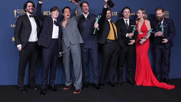 Los Angeles (United States), 25/02/2024.- (L-R) Benny Safdie, Cillian Murphy, Robert Downey Jr., Josh Hartnett, Alden Ehrenreich, Casey Affleck, Emily Blunt and Kenneth Branagh, winners of the Outstanding Performance by a Cast in a Motion Picture award for &#039;Oppenheimer&#039;Äô, pose in the press room during the 30th Annual Screen Actors Guild Awards at the Shrine Auditorium & Expo Hall in Los Angeles, California, USA, 24 February 2024. EFE/EPA/ALLISON DINNER